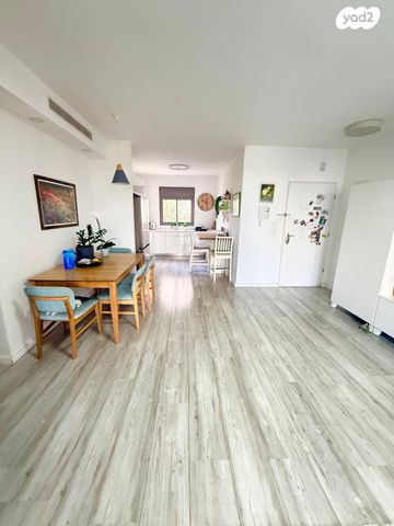 דירה, יאיר רוזנבלום, הזמר העברי, כפר סבא