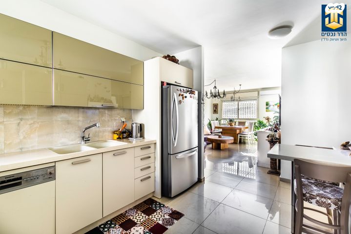 דירה, יצחק רפאל, חומת שמואל, הר חומה, ירושלים