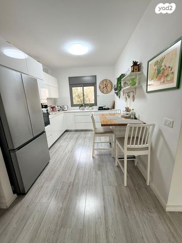 דירה, יאיר רוזנבלום, הזמר העברי, כפר סבא