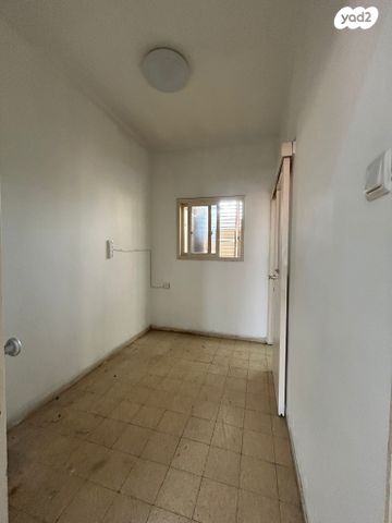 דירה, קריניצי 98, שכונת בן גוריון, מרכז העיר ג', רמת גן