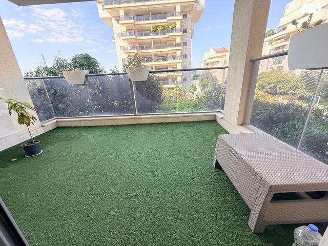 דירה, יאיר רוזנבלום, הזמר העברי, כפר סבא