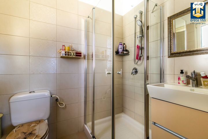 דירה, יצחק רפאל, חומת שמואל, הר חומה, ירושלים