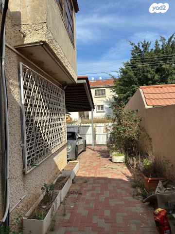 דירת גן, שיכוני מזרחי, כפר סבא