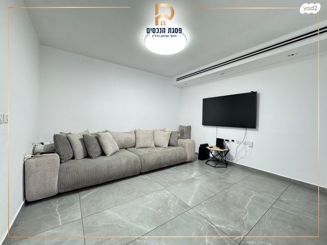 דירה, פרופ' יום טוב עסיס, פסגת זאב, ירושלים