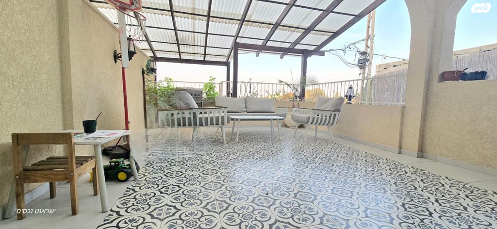 דו משפחתי, שערי תקווה