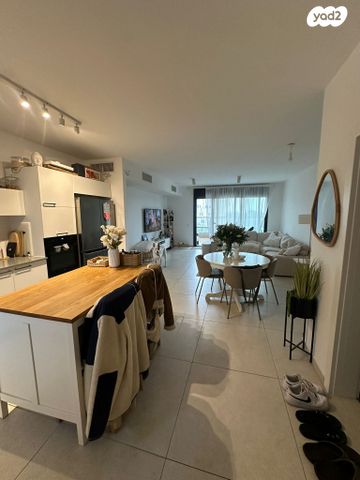 דירה, אפרים קישון, הרצליה