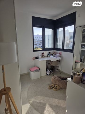 דירה, אפרים קישון, הרצליה