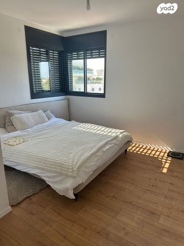 דירה, אפרים קישון, הרצליה