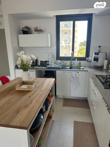 דירה, אפרים קישון, הרצליה