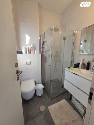 דירה, אפרים קישון, הרצליה