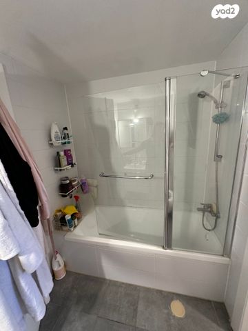 דירה, אפרים קישון, הרצליה