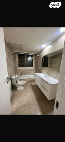 דו משפחתי, גדעון האוזנר, הולילנד, ירושלים