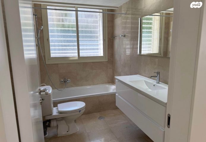 דו משפחתי, גדעון האוזנר, הולילנד, ירושלים