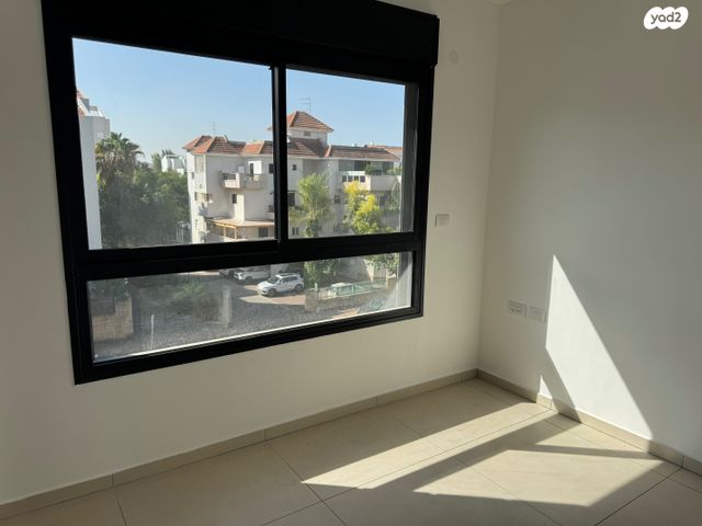 דירה, הכלנית, 2004, רעננה