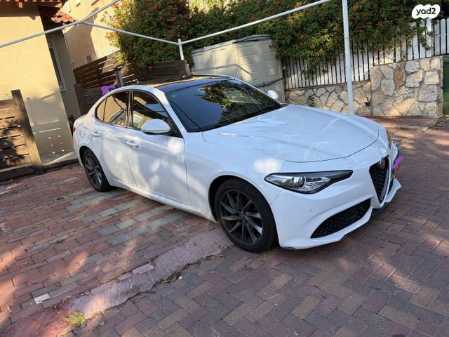 אלפא רומיאו ג'וליה