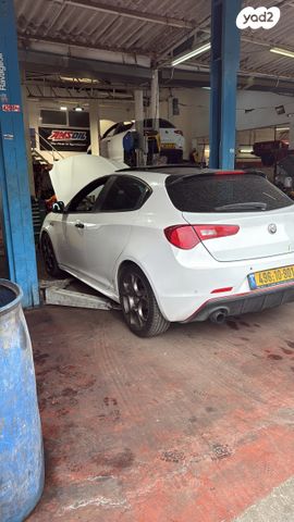 מודעת רכב אלפא רומיאו ג'ולייטה