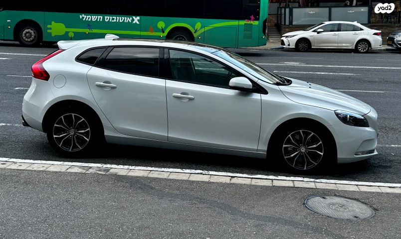 וולוו V40
