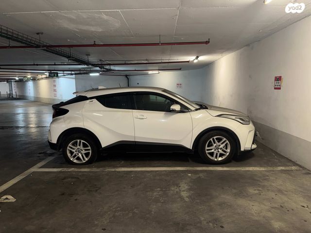 מודעת רכב טויוטה C-HR