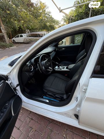 אלפא רומיאו ג'וליה