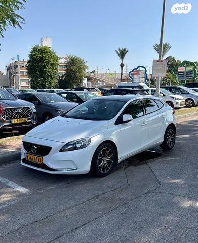 וולוו V40