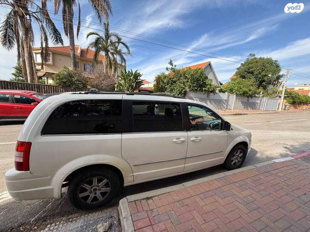 מודעת רכב קרייזלר גראנד וויאג'ר