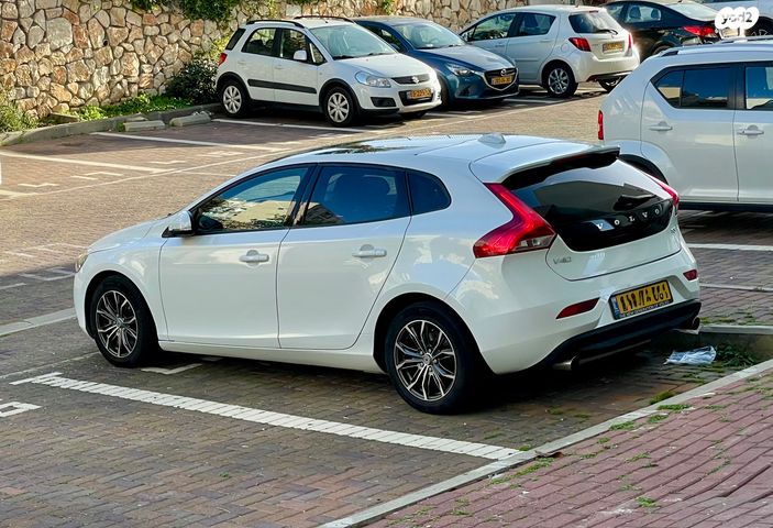 וולוו V40