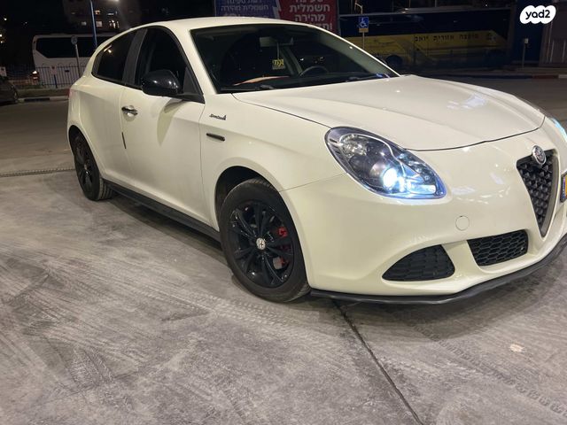 מודעת רכב אלפא רומיאו ג'ולייטה