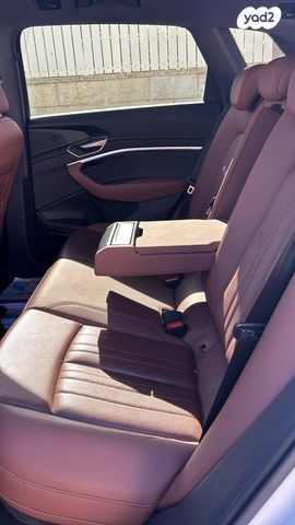 מודעת רכב אאודי E-tron