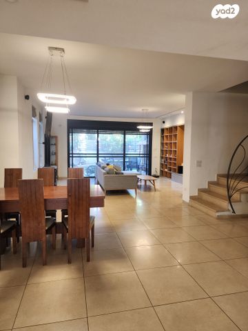 דו משפחתי, פרצים 9, אורנית, אורנית