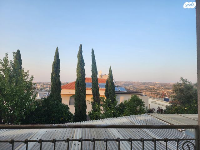 דו משפחתי, פרצים 9, אורנית, אורנית