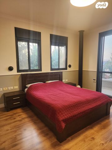 דו משפחתי, פרצים 9, אורנית, אורנית