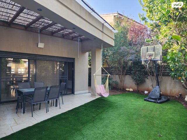 דו משפחתי, פרצים 9, אורנית, אורנית