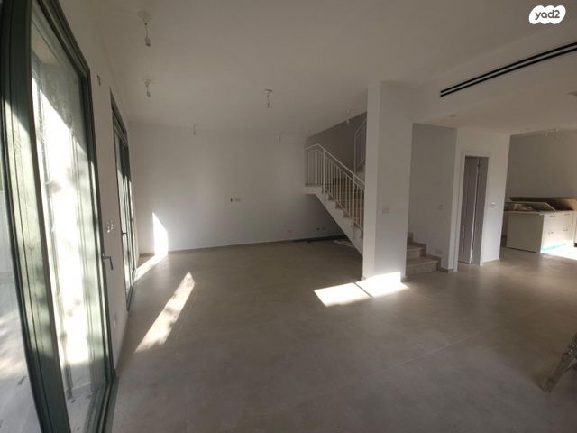 דו משפחתי, קוממיות 3, מרכז פרדס חנה, פרדס חנה כרכור