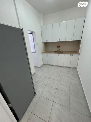 דירה, הרב עוזיאל 11, לב העיר, בת ים