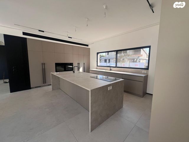 בית פרטי/ קוטג', אלוף יצחק חופי 49, שיכון צנחנים, רמת גן