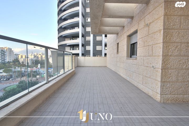 גג/ פנטהאוז, עפרה חזה 3, משכנות האומנים, קרית מוצקין