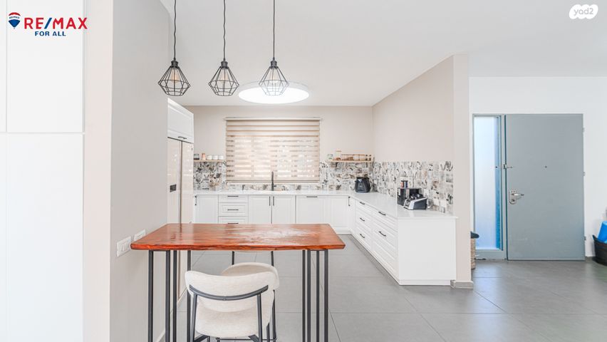 דו משפחתי, החרוב, נאות הפרחים, גן יבנה