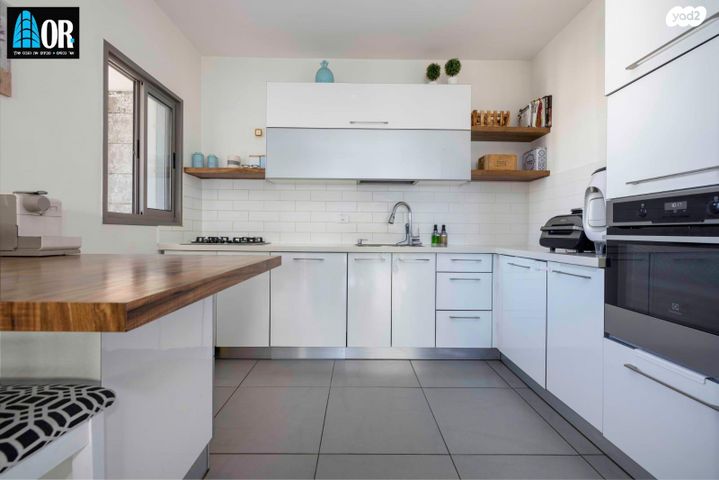 דירה, אפרים קישון, חתני פרס ישראל, באר יעקב