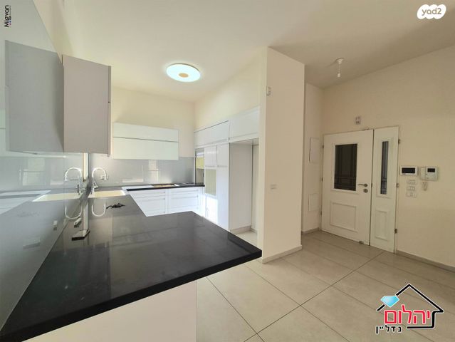 דירת גן, הזמר העברי, כפר סבא