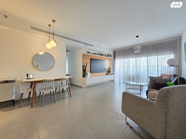 דירה, יצחק שדה, אזור