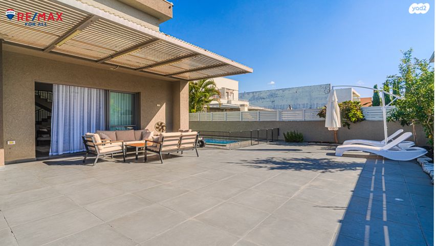 דו משפחתי, החרוב, נאות הפרחים, גן יבנה