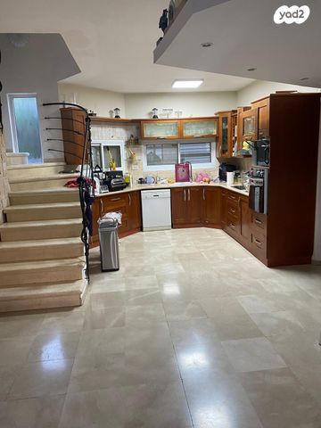 דו משפחתי, מורדי הגטאות, גבעת נשר, נשר