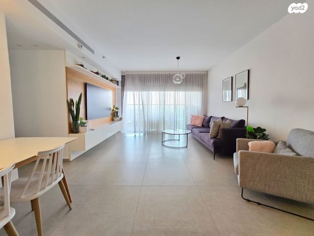 דירה, יצחק שדה, אזור