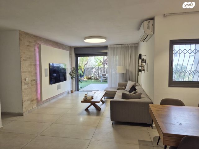 דירת גן, כפר סבא הצעירה, כפר סבא