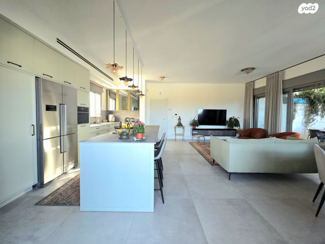 גג/ פנטהאוז, יהודה עמיחי 6, נווה זמר, רעננה