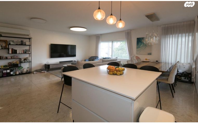 טריפלקס, סנה 12, הרצליה