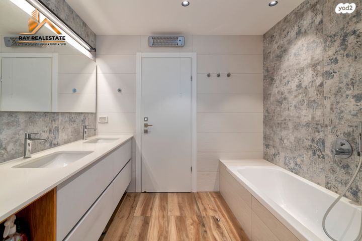 גג/ פנטהאוז, דוד וולפסון, רמז, מערב ותיק, ראשון לציון