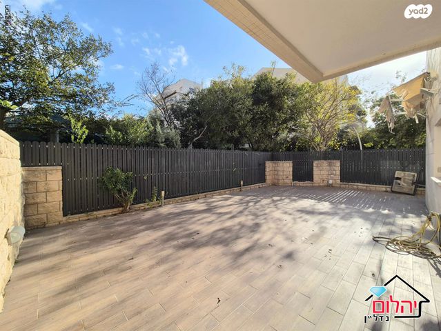 דירת גן, הזמר העברי, כפר סבא