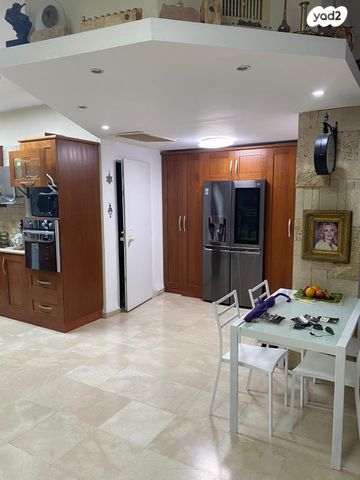 דו משפחתי, מורדי הגטאות, גבעת נשר, נשר