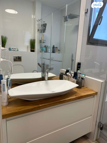 דירה, ש"י עגנון, משכנות האומנים, קרית מוצקין